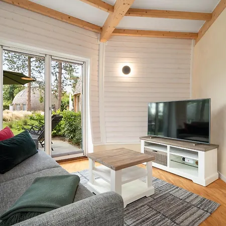 Kugelhaus Kia - Modernes Kugelhaus Mit Klarer Linie Und Naturbezug Am Tollensesee