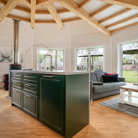 Kugelhaus Kia - Modernes Kugelhaus Mit Klarer Linie Und Naturbezug Am Tollensesee Penzlin