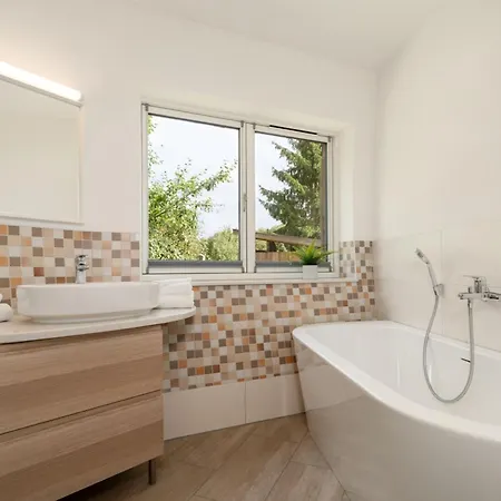 Feriehus Kugelhaus Kia - Modernes Kugelhaus Mit Klarer Linie Und Naturbezug Am Tollensesee *