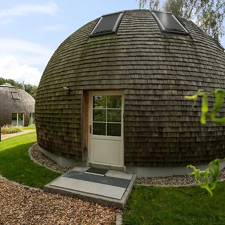 Kugelhaus Kia - Modernes Kugelhaus Mit Klarer Linie Und Naturbezug Am Tollensesee Feriehus